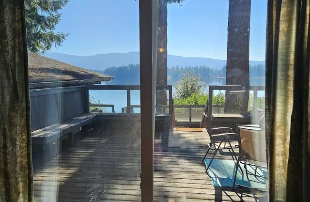 Lake Lawrence Cozy Cabin Getaway!