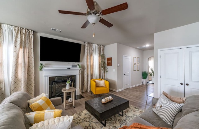 Charming Retreat: Cozy & Stylish Home