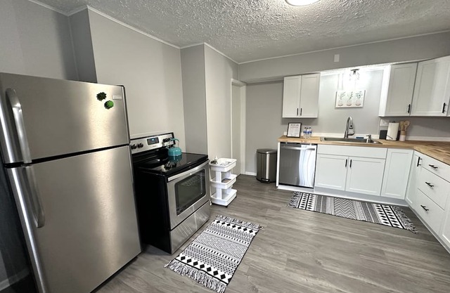 Chic & Stylish Retreat w/ Private Hot Tub✨ 15 mins from Airport & Downtown!