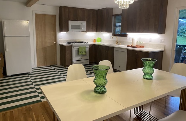 Stylish Mid-century 3 bed 2 bath Home by Lake Steilacoom, JBLM, the beach and I5