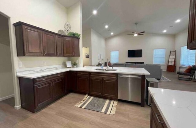 Fresno House Spacious 4:2 King Suite 2 Car Garage!