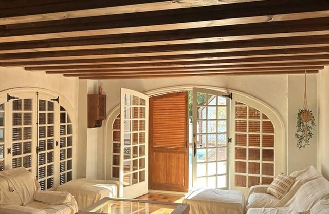 Sun-filled house with ocean and mountain views. Pet Friendly! Free WiFi Sleeps 8