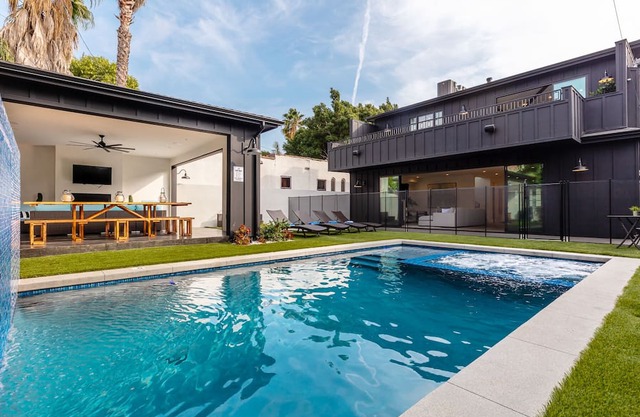 Lindenhurst 1 - Epitome of Contemporary Modern Luxury