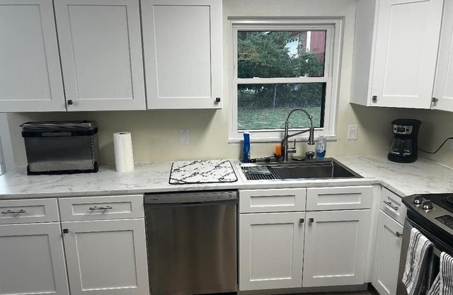 Quiet, Peaceful home on Sunny Way- Pet friendly