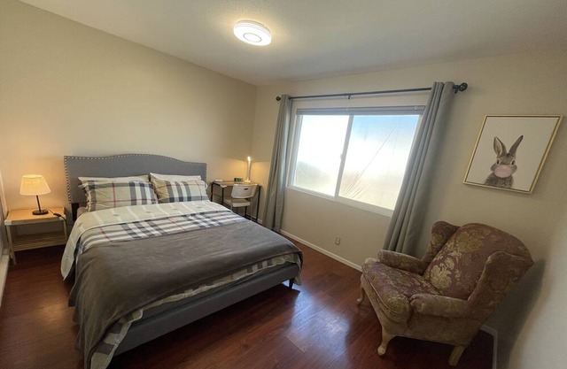 Near Claremont La Verne College near highways 10 57 210 memory foam Queen's bed
