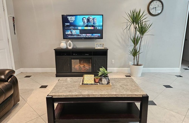 Sacramento 4 bedroom house near Cal expo, Arden mall, Pool and hot tub.