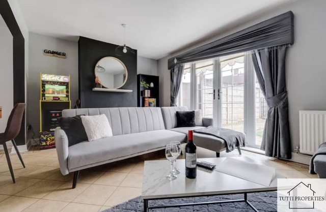 Beautiful Home from Home In Liverpool, Perfect for Families and Contractors.