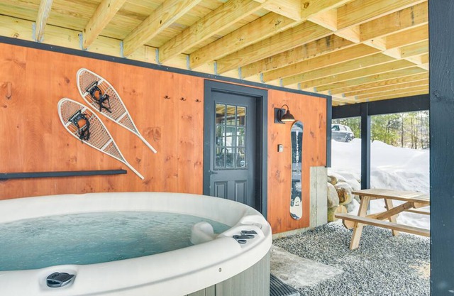 Bethel Apartment w/ Hot Tub: 10 Mi to Ski Resort!