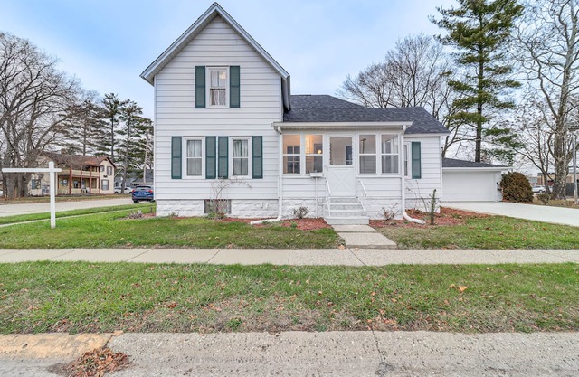 Michigan Retreat w/ Screened-In Porch, Near Lakes!