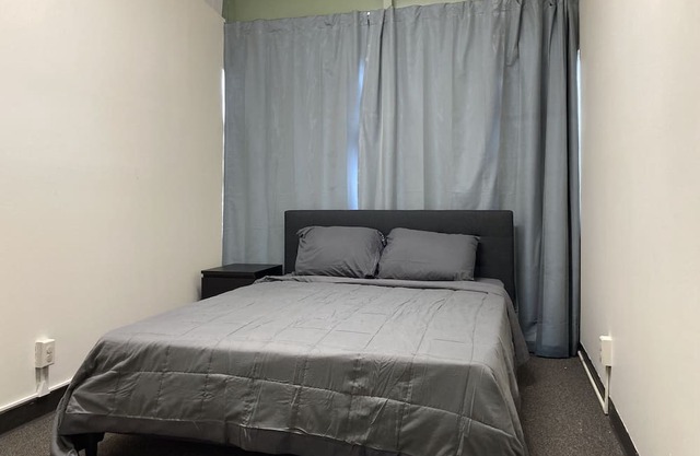 One-story 4 bedrooms, 1.5 bathrooms in Pasadena