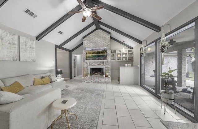 Large modern cozy spacious home great Location 2min from interstate Private yard