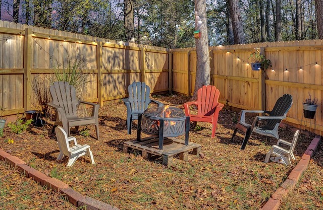 Sleeps 10 ~ King Bed ~ Firepit ~ Smart TV