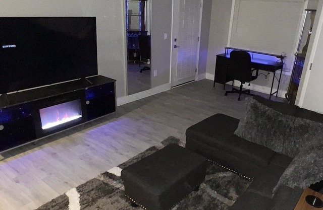 Cozy LED Getaway 10 mins from Downtown Charlotte. 2 King Sized Beds 2 Full Bath.