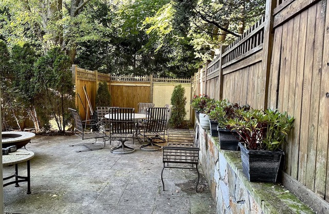 BEAUTIFUL TOWNHOUSE ON BRUCE PARK 10 MIN WALK TO TRAIN ON GREENWICH AVE
