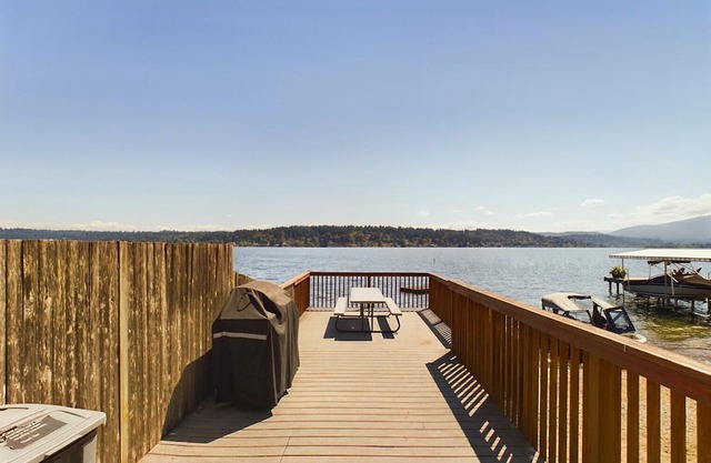 Stellar Bellevue 4BR w/Parking, nr Lake + Hiking, by Blueground