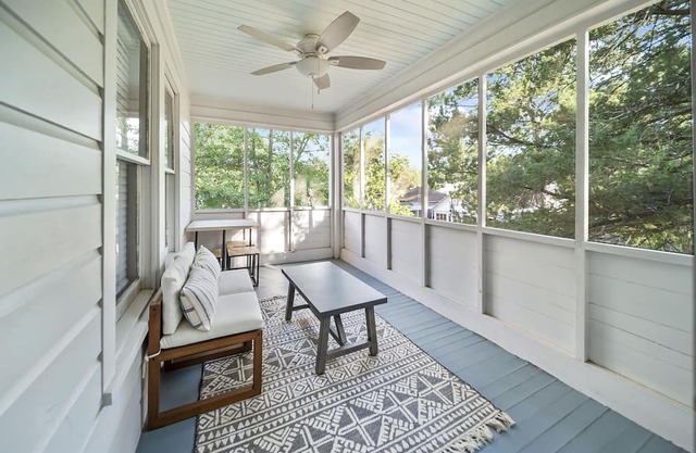Remodeled Historical Apt with comfortable furnishings. Safe, convenient area