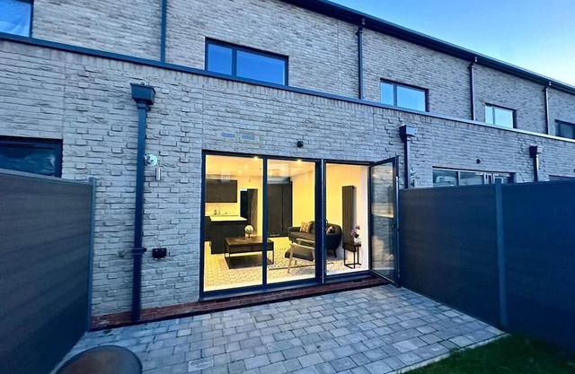 Immaculate 4-Bed House near City Airport