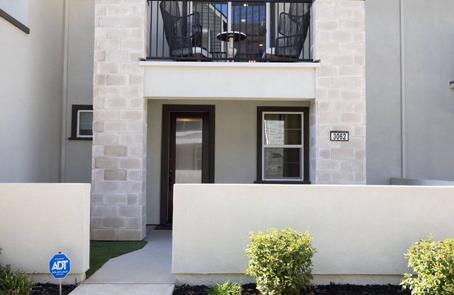 Contemporary Townhome minutes from Downtown: Ideal for long term stays