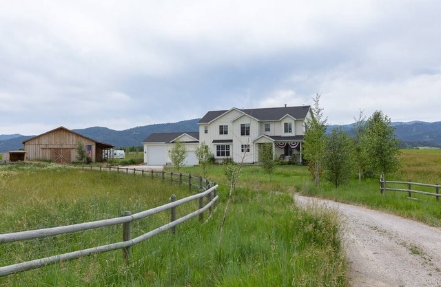 *Special* White Farmhouse ⁓ Fishing & Swimming