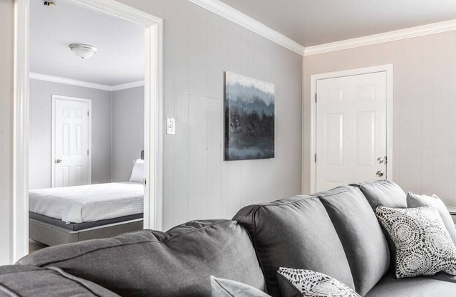 Stylish & Comfortable - Great Location!