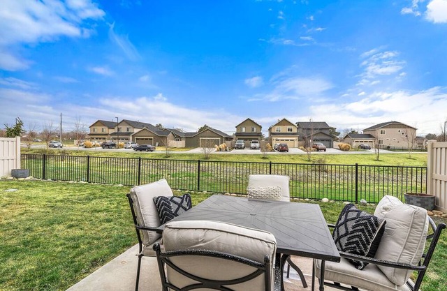 Baserri - Single level/Fenced Yard