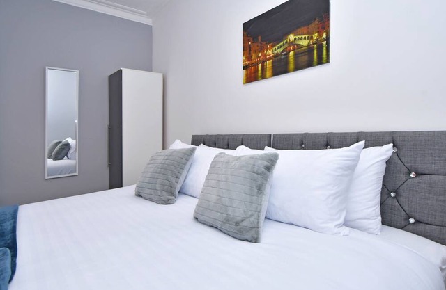 Edensor House by YourStays, a colourful restful retreat!