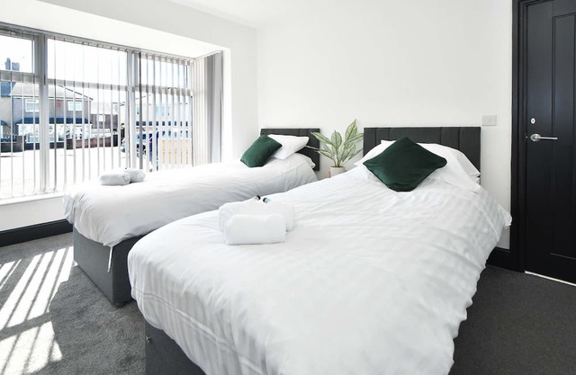 Potter's Rest: Explore the Potteries from this Wonderful Modern 4-Bed House!