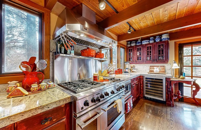 Dog-friendly cabin with fenced yard, deck, sunroom, fireplace, & W/D