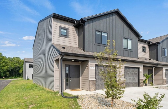 Modern Comforts: 3BR Townhouse #14