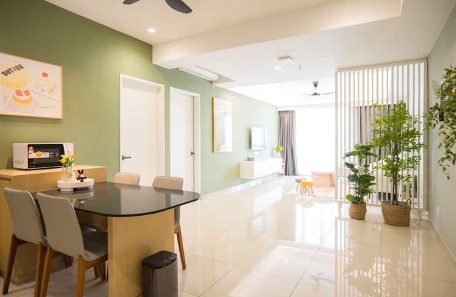 Great location, walkable to food area., easy access to everywhere.