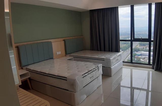 Great location, surrounding with eatery center, walkable to food area.