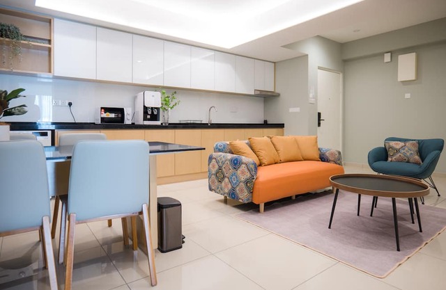 Great location, surrounding with eatery center, walkable to food area.