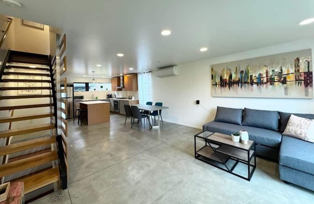 Contemporary 2BR Townhouse near Downtown Seattle