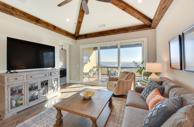 Stunning Toccoa Retreat w/ Private Deck & Mtn View