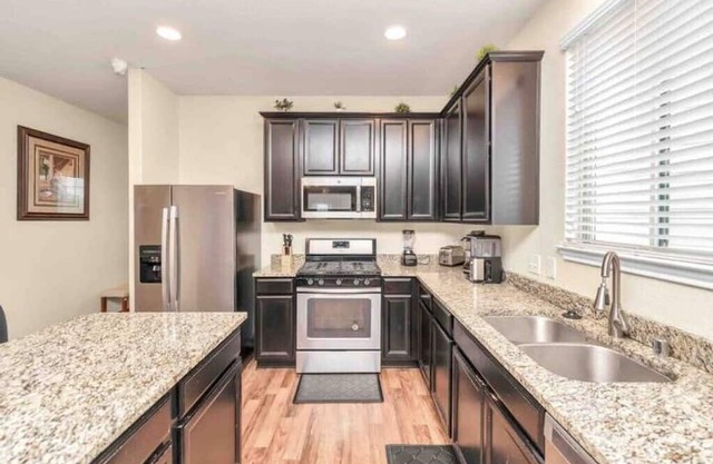 NEW 5Bed/10ppl Stay W/ 5 Smart TVs