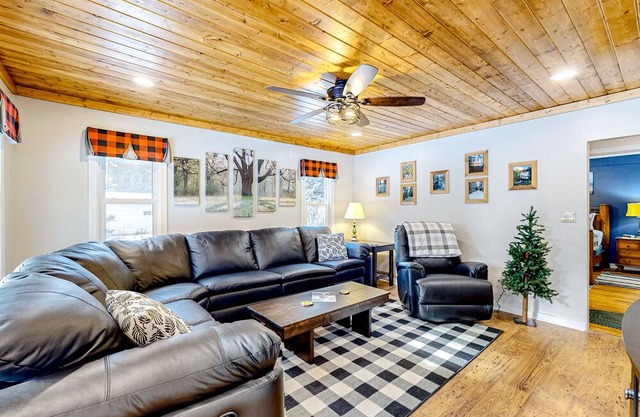 Tranquil & sunny nature retreat with fire pit, W/D & patio - near lakes & trails