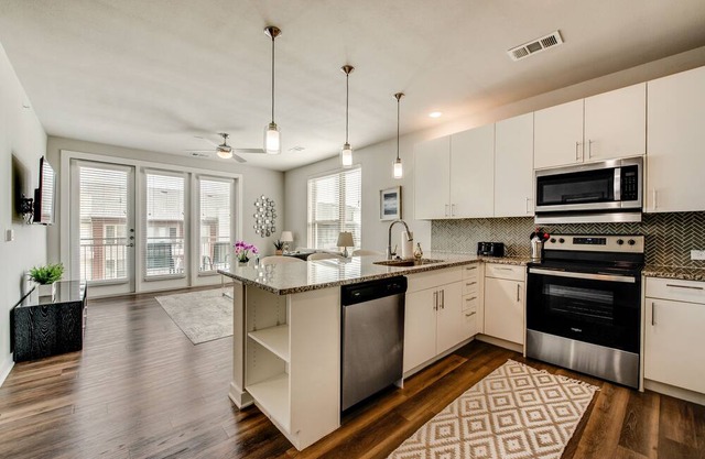 25% OFF NRH030 - Upscale 2BD Apt. Pool, Medical Ctr- North Richland