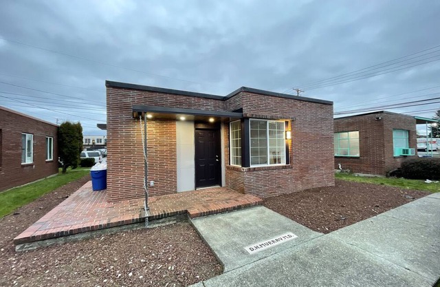 Dr. Murray's Office - Pristine Hilltop Home Close to Hospitals and Light Rail