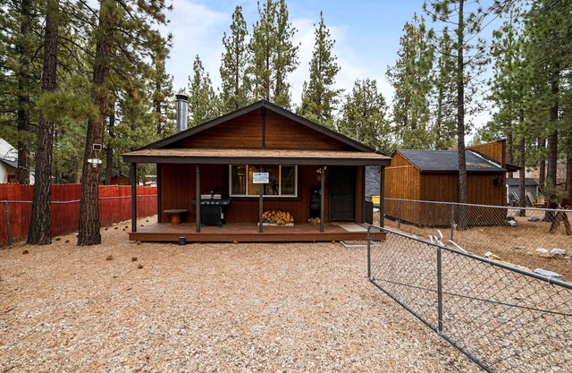 Mountain Getaway- Classic mountain cabin, cute and cozy with a fenced yard