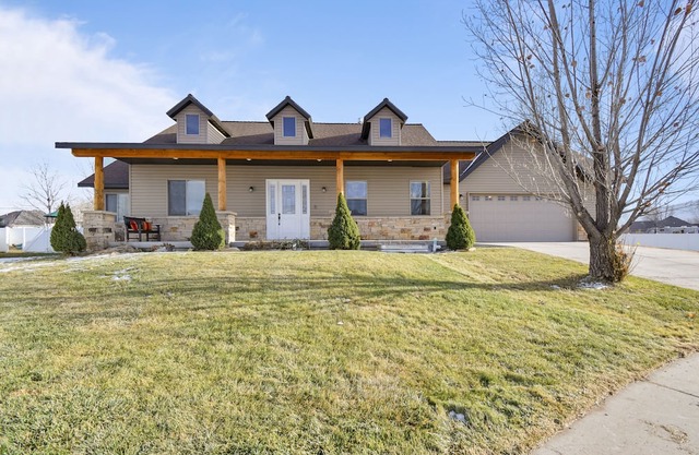 MountainView AdventureHome | Hot Tub | 6br 4ba Sleeps 12 | ADA w/elevator & Pet Friendly | Lg Groups