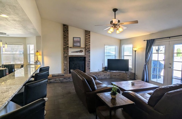 BIG SKY with Balloon & Mountain Views - Private Home 3BD 2BA