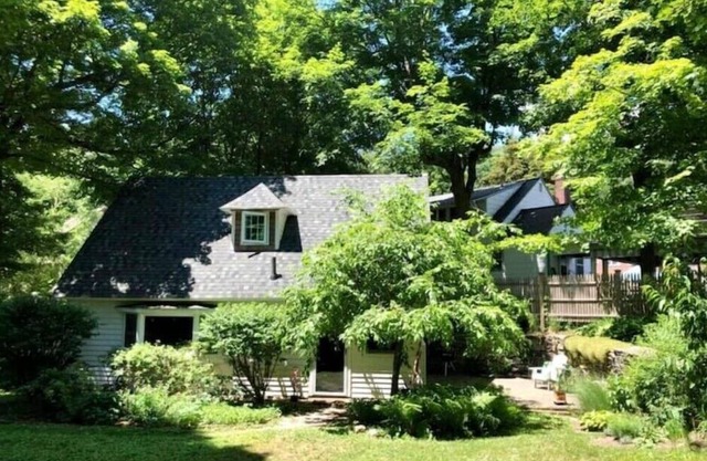 Charming Cottage - Walk To Town