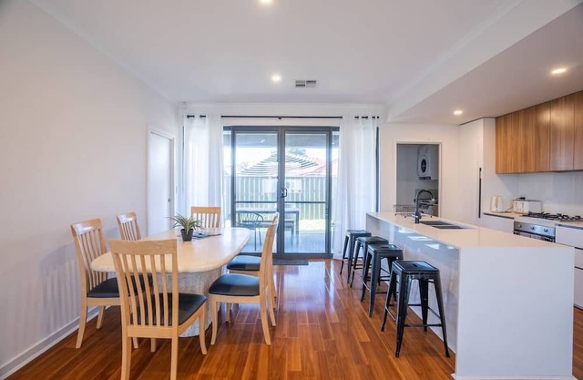 Contemporary Family Home 15 Mins from City and Beach