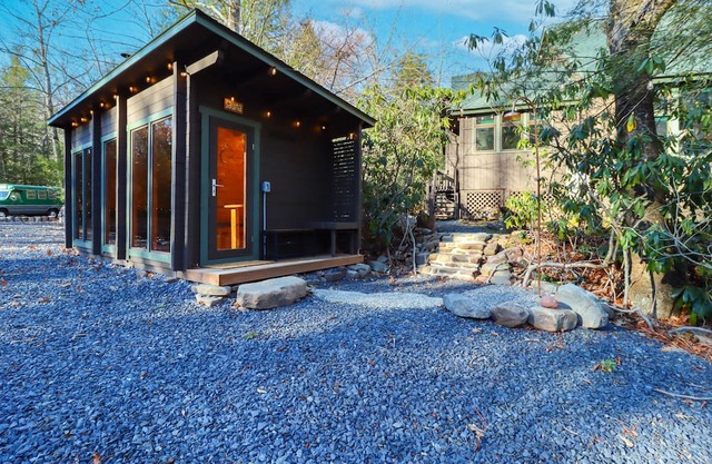 Creekside Tannersville Cabin: 2 Acres & Hot Tub!