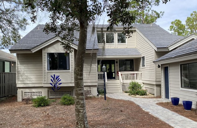 Delightful 3 bed, 3 bath home on a tidal marsh in private gated community