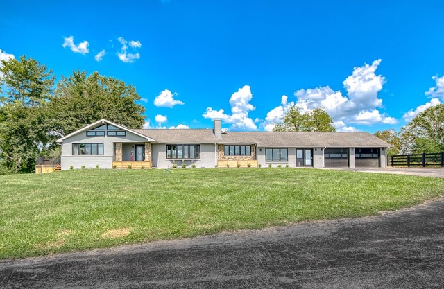 Less than 2miles from VT, Sleeps 16. Amazing Views!