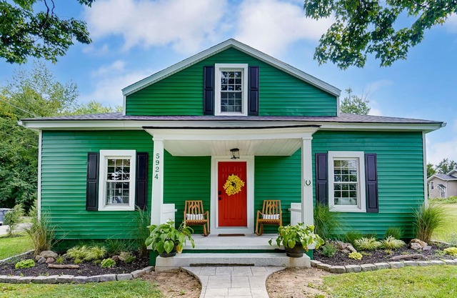 Cozy home! Just 11 minutes to Creation Museum. Walk to restaurants and more!