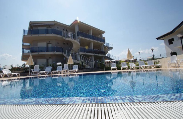 Apartment In Residence With Pool