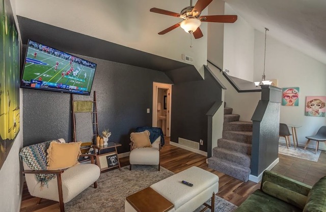 Cozy Cottage 2 Minutes From University of Kansas Campus with Parking!