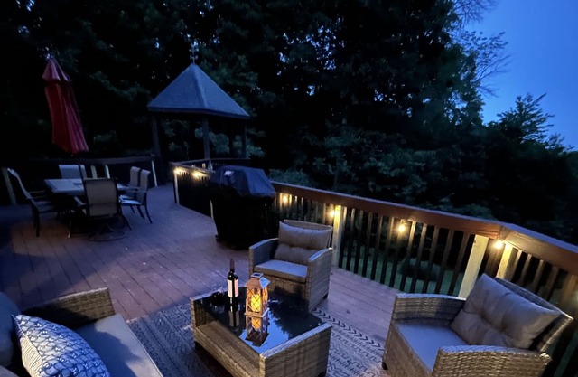 Cozy & Serene Ellicottville Chalet, 5 minutes from town, hot tub & gorgeous view